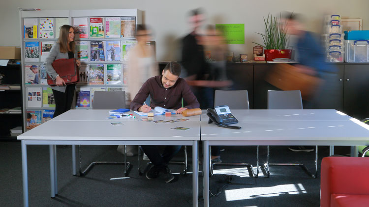 Lehrer arbeitet im Lehrerzimmer.