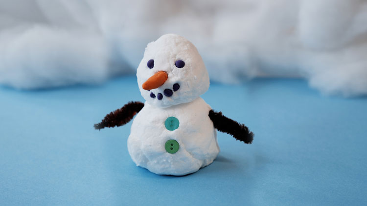 Schneemann aus selbstgemachtem Schnee basteln