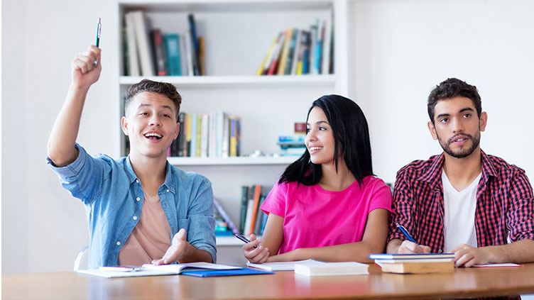 Schüler bei Gruppenarbeit