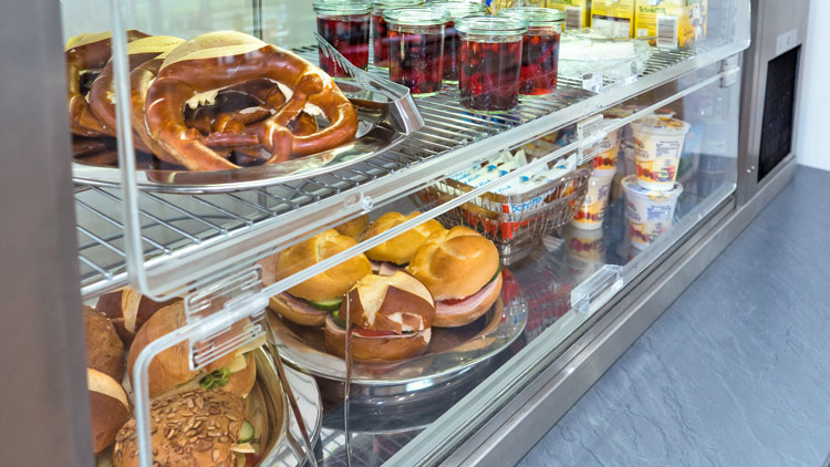 Vitrine mit Snacks