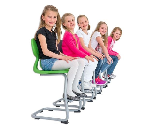Kinder auf Hartschalenstühlen