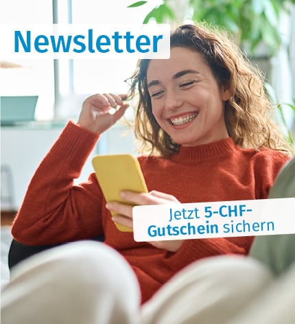 Frau liest Newsletter am Smartphone