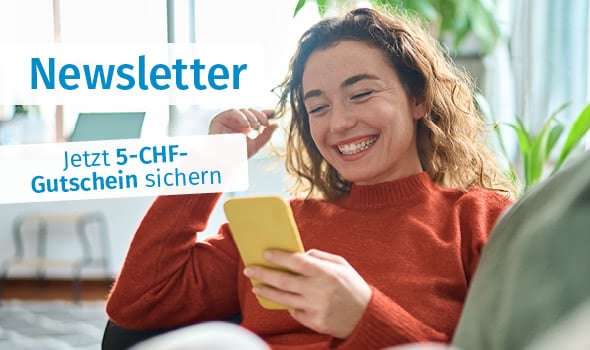 Frau liest Newsletter am Smartphone