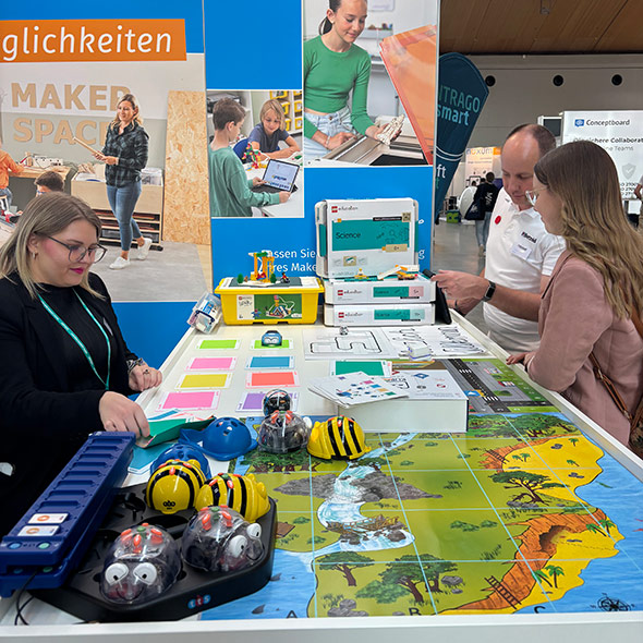 Ausstellungstisch mit digitalen Produkten auf einer Messe
