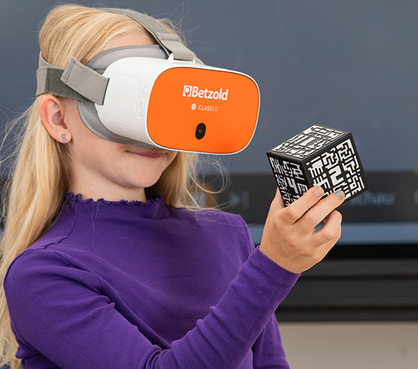 Kind betrachtet Gegenstand mit der VR/AR-Brille