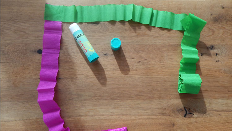 Bastelpapier-Rollen werden verklebt